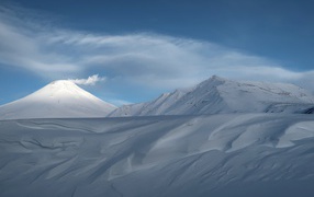 Красивые покрытые белым холодным снегом горы