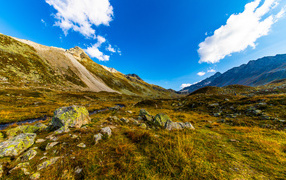 Красивые горы под ясным голубым небом летом