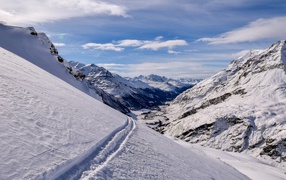 Красивые заснеженные вершины гор 
