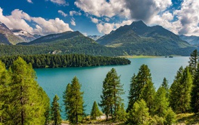 Красивый вид на горы и озеро под голубым небом