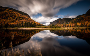 Красивый вид на горы у озера под небом 