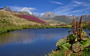 Яркое солнце над горами и озером