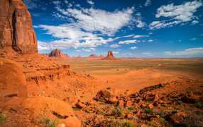 Глиняная гора под голубым небом