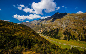 Высокие Швейцарские альпы под голубым небом 