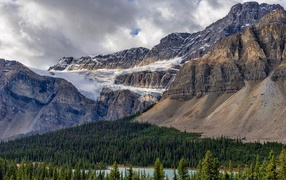 Большие каменные горы под пасмурным небом 