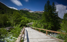 Большой деревянный мост у гор 