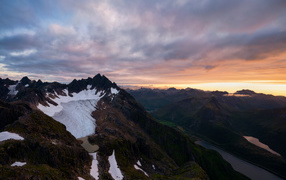 Низкие серые облака над горой 