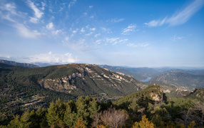 Красивый вид на голубое небо над горой