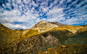 Швейцарские Альпы под голубым небом с белыми облаками