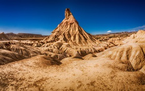 Вид на высокую гору в пустыне под голубым небом