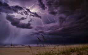 Красивое грозовое небо с молнией и черными облаками
