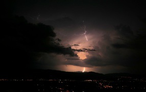 Яркое грозовое небо с молнией 