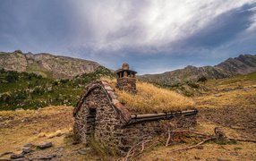 Маленький дом из камня покрыт мхом