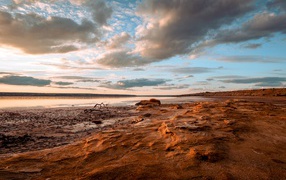 Каменный берег у реки под низким небом