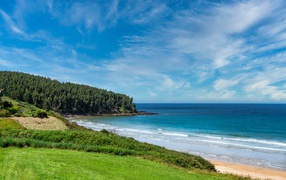 Красивое голубое небо с белыми облаками над морем 