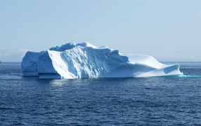 Большой айсберг в тихом холодном море 