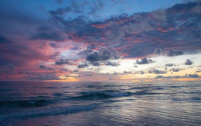Спокойные морские волны в море на закате 