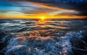Волнующееся море на закате солнца 