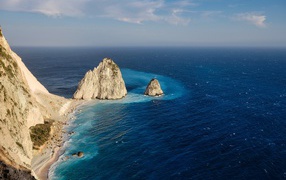 Обломки скалы в бескрайнем море 