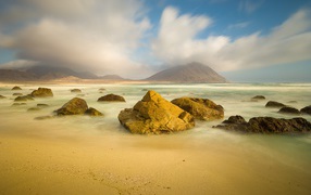Большие валуны на берегу моря в океане 