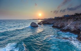 Морской прилив на закате солнца 