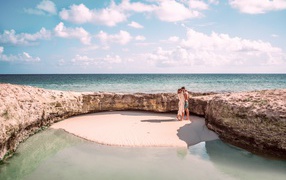 Каменное ограждение на морском пляже летом 