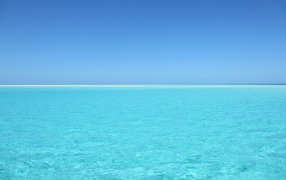 Нежная голубая гладь моря уходит в горизонт 