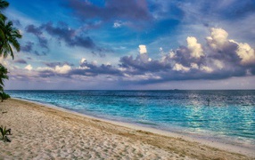 Густые облака над спокойной морской водой