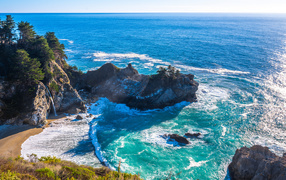 Вид на голубой океан и скалы, США 