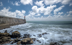 Белые облака в голубом небе над морем
