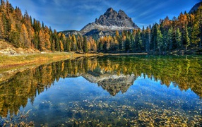 Осень окрасила лес у горного озера 