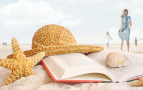 Книга, ракушки, морская звезда и шляпа на песке летом
