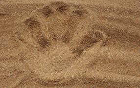 Отпечаток ладони на песке 