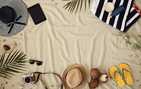 Вещи туриста на покрывале, летний фон