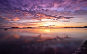 Красивый сиреневый закат над озером 