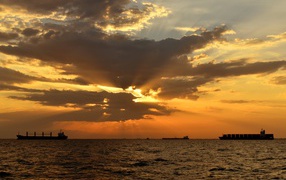 Красивый закат солнца в облаках над морем 