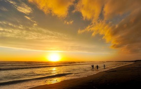 Красивый закат яркого солнца на горизонте у моря