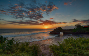 Красивый закат солнца на побережье