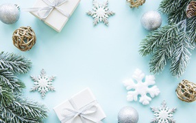 Красивый голубой фон с подарками и снежинками с еловой веткой на Рождество