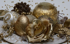 Красивые новогодние игрушки крупным планом