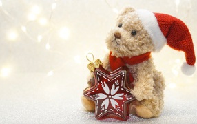 Новогодний медвежонок с елочной игрушкой 