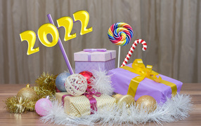 Подарки и елочные украшения на новый год 2022