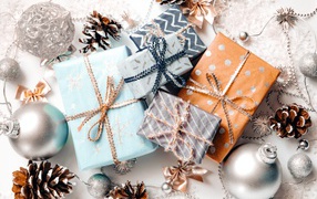 Новогодние подарки с украшениями на новый год 2022 