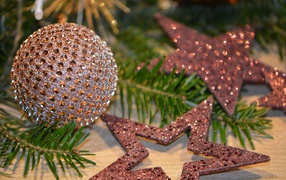 Блестящий шар и звездочки на елку на новый год 