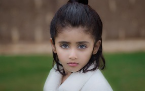 Красивая девочка с большими глазами