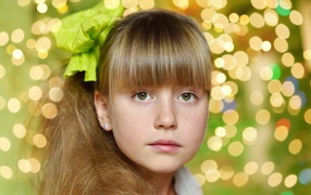 Красивая девочка с длинными волосами и длинной челкой