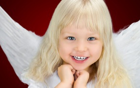 Голубоглазая девочка блондинка с крыльями ангела 