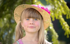 Голубоглазая девочка в соломенной шляпе