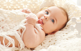 Забавный грудной ребенок с высунутым языком