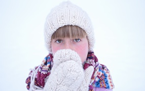 Девочка в рукавицах и белой шапке